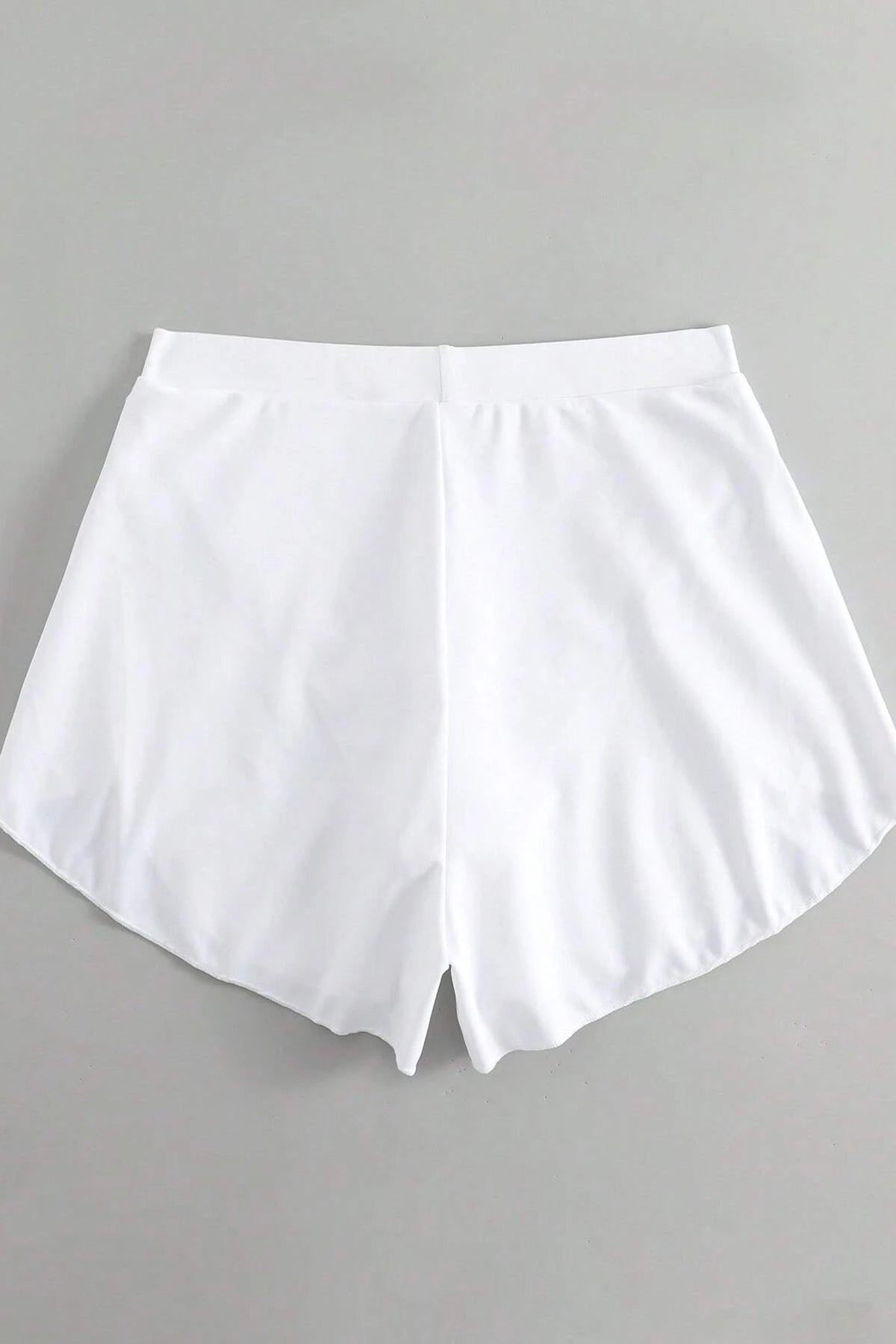 Kadın Beyaz Yırtmaçlı Etek Görünümlü Şık Deniz Şortu
