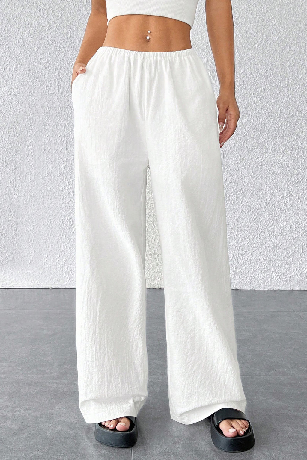 Kadın Beyaz Bol Kesim Cepli Geniş Paça Dökümlü Pantolon