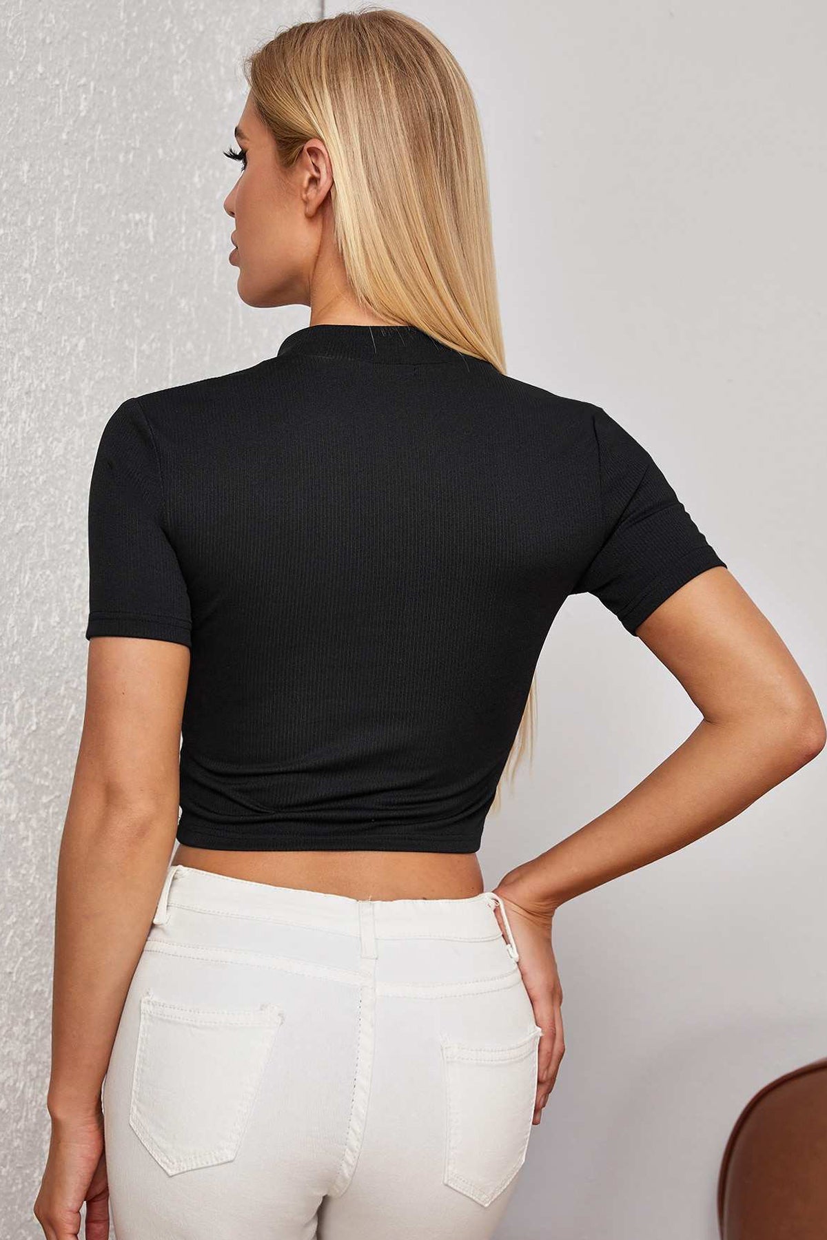 Kadın Siyah Yarım Fermuarlı ve Kısa Kollu Crop Top Bluz