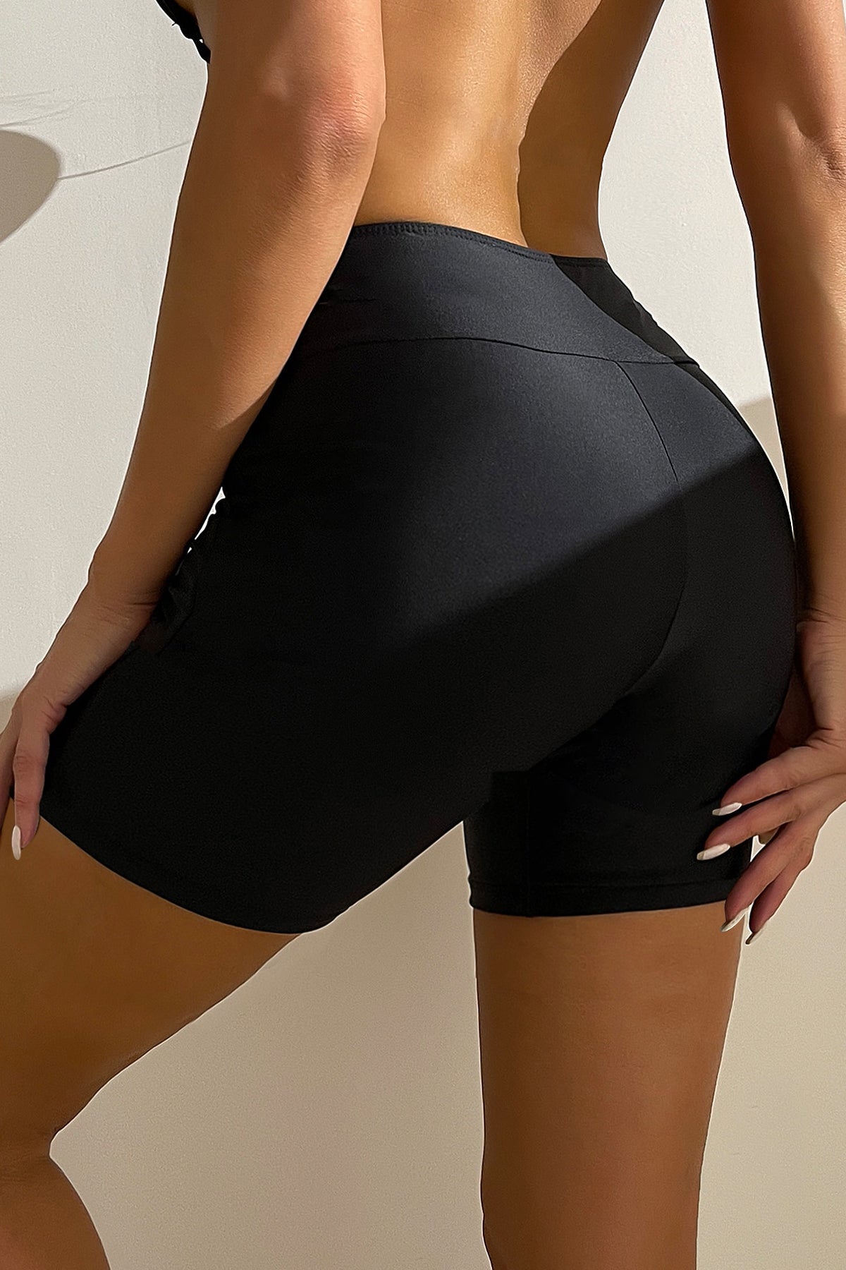 Kadın Siyah Önden Bağcıklı Deniz Şortu