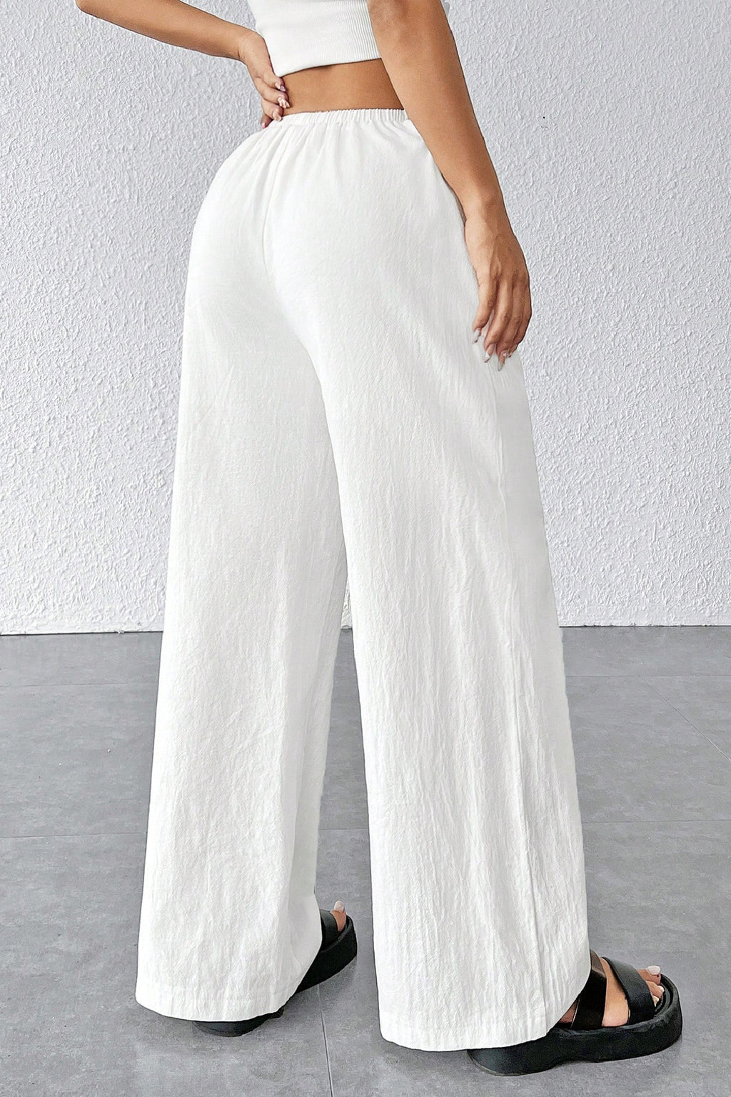 Kadın Beyaz Bol Kesim Cepli Geniş Paça Dökümlü Pantolon