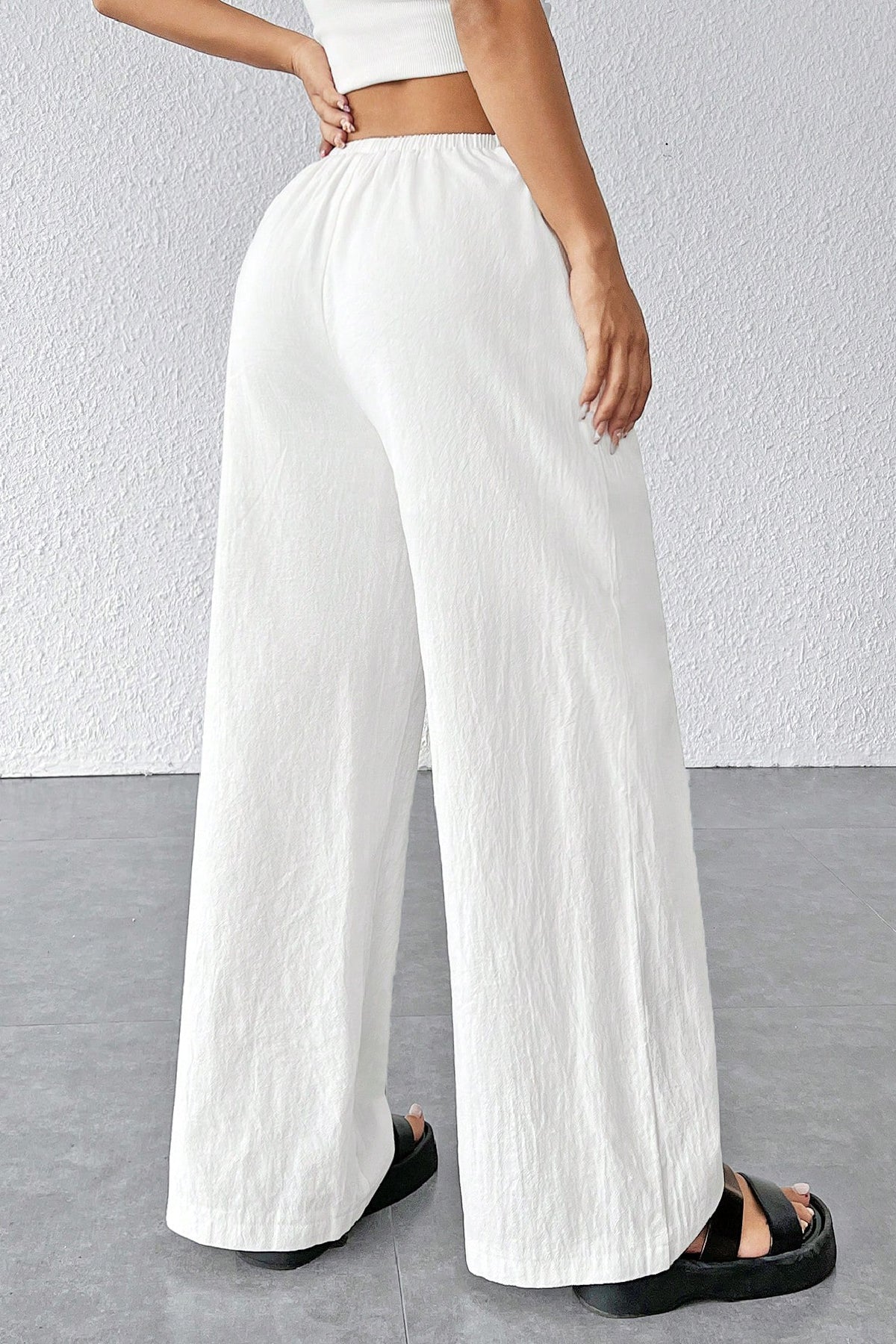 Kadın Beyaz Bol Kesim Cepli Geniş Paça Dökümlü Pantolon