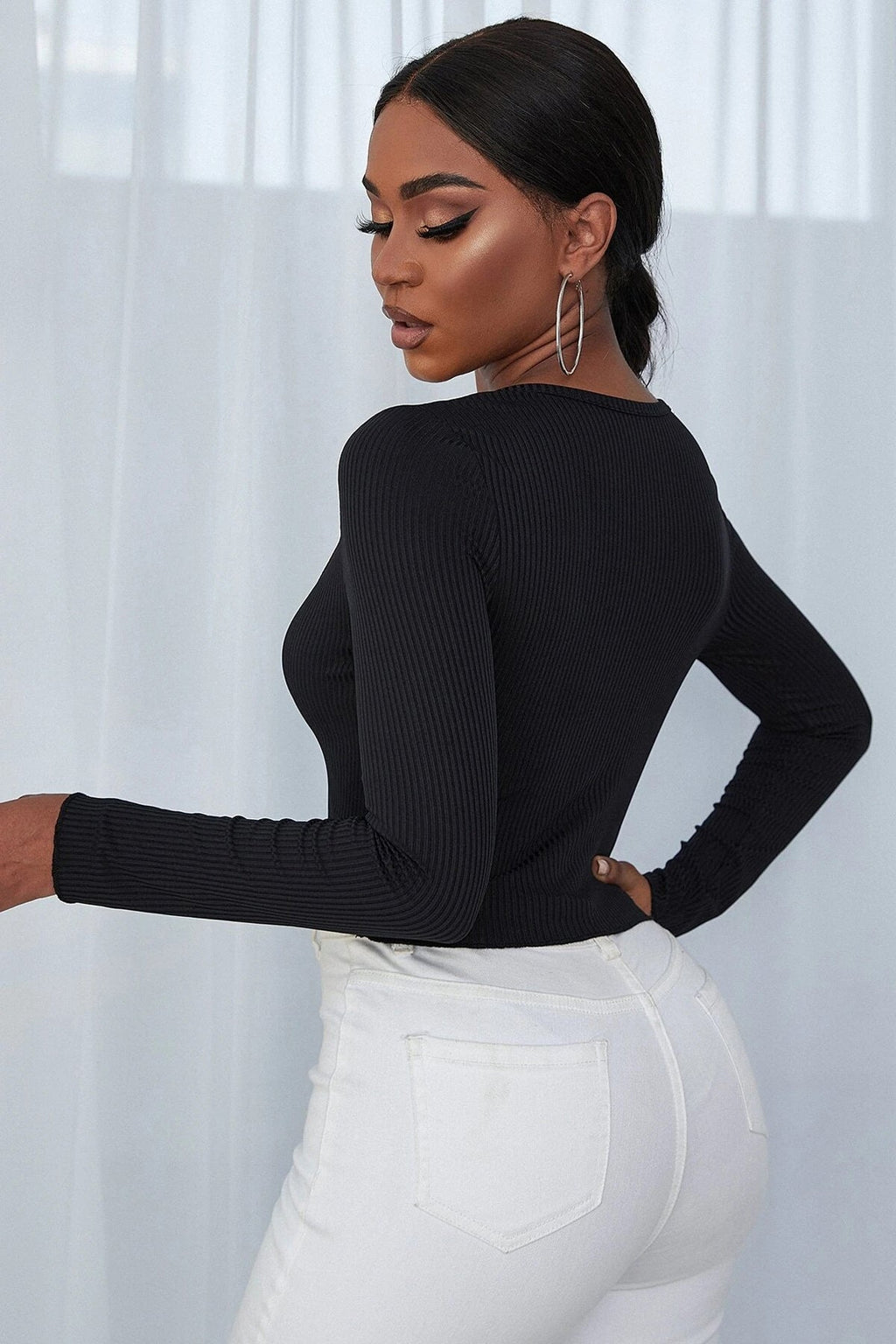 Kadın Siyah Uzun Kollu Düğmeli Göğüs ve Göbek Dekolteli Crop Top Bluz