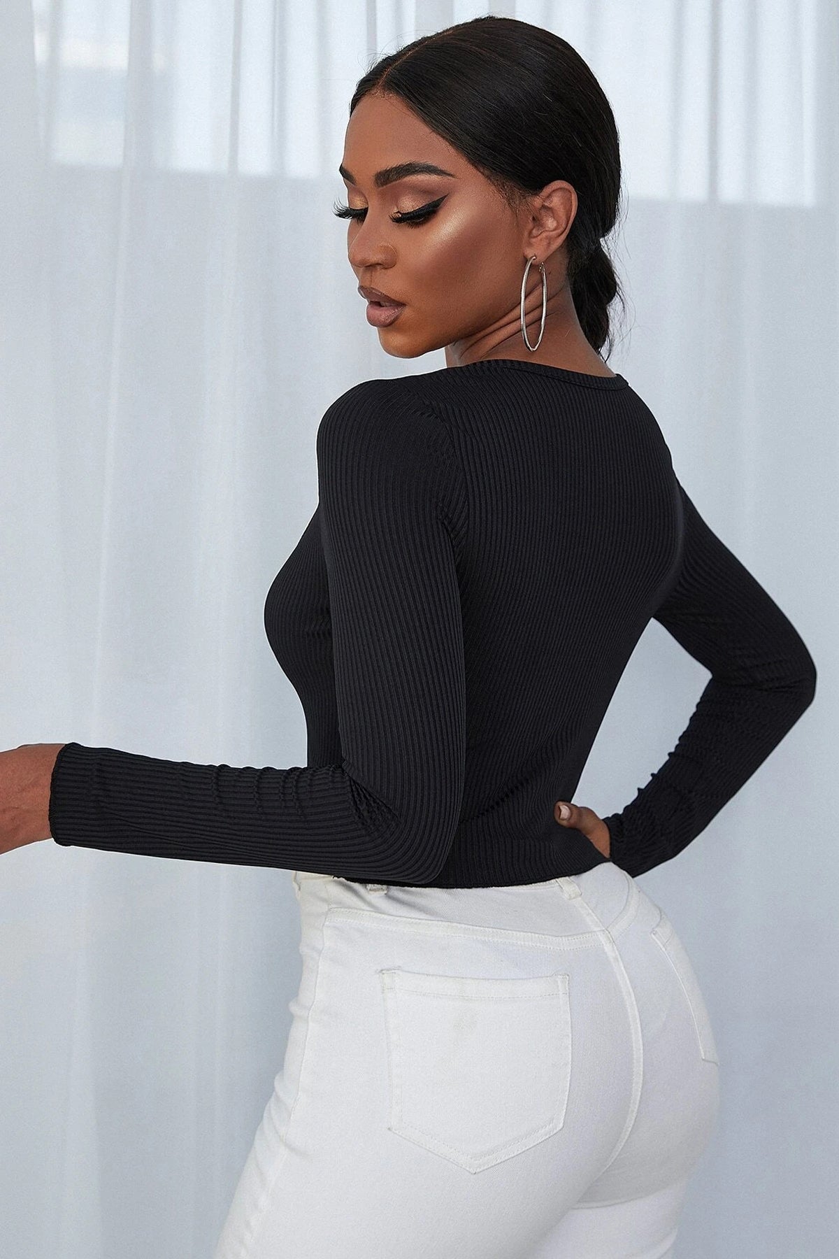 Kadın Siyah Uzun Kollu Düğmeli Göğüs ve Göbek Dekolteli Crop Top Bluz