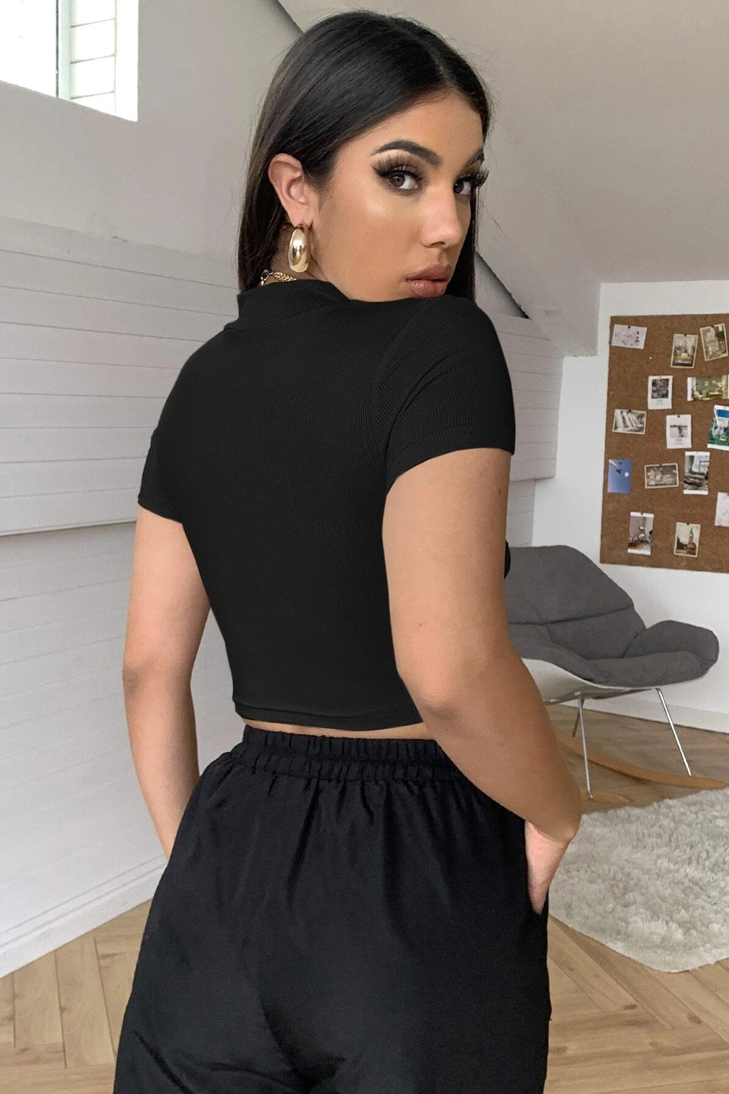 Kadın Siyah Göğüs Dekolteli Yarım Kollu Cut Out Crop Top Bluz