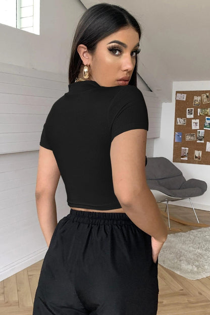 Kadın Siyah Göğüs Dekolteli Yarım Kollu Cut Out Crop Top Bluz