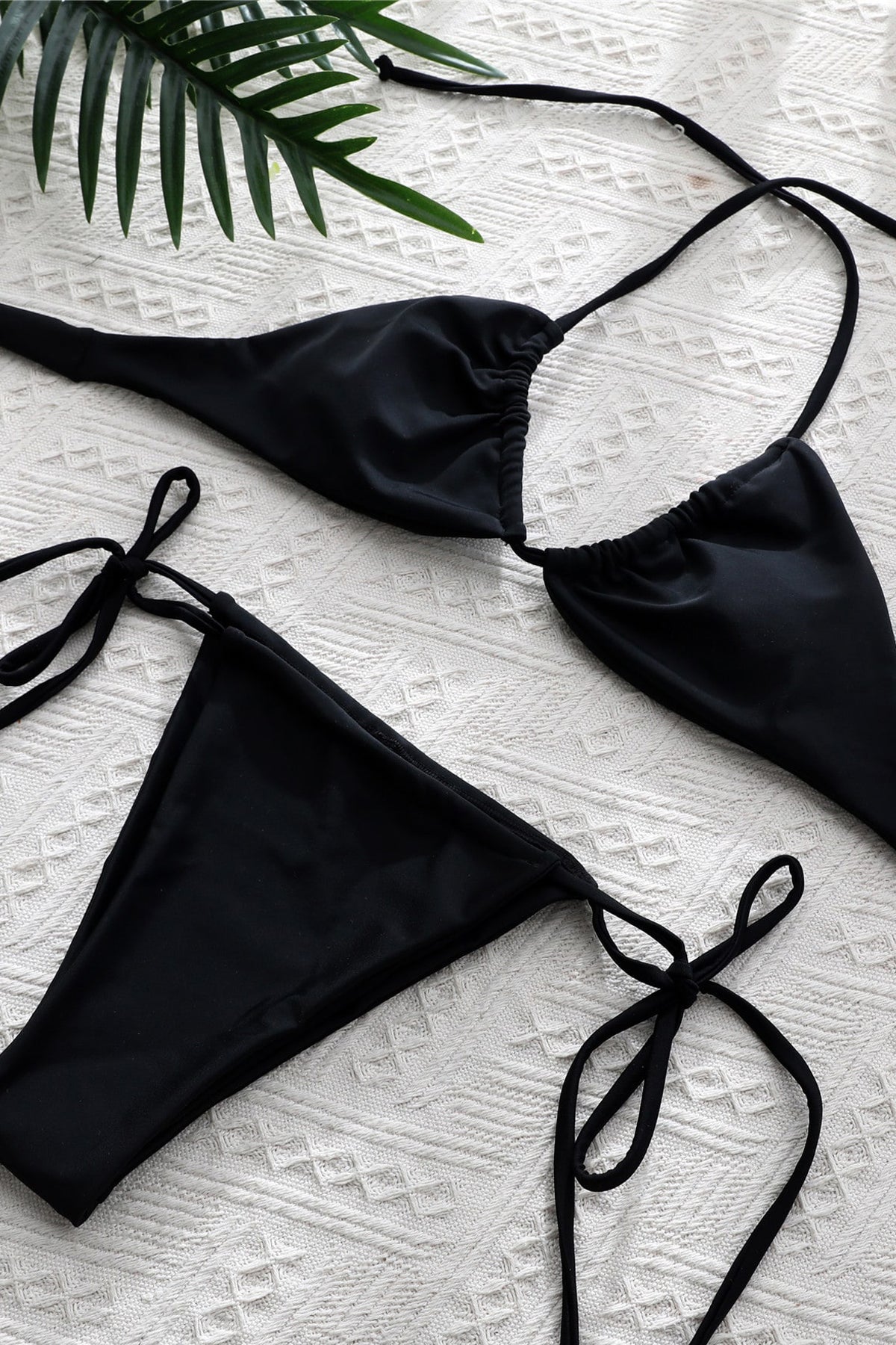 Kadın Siyah Yandan Bağlamalı Tangalı Üçgen Bikini Mayo Takımı