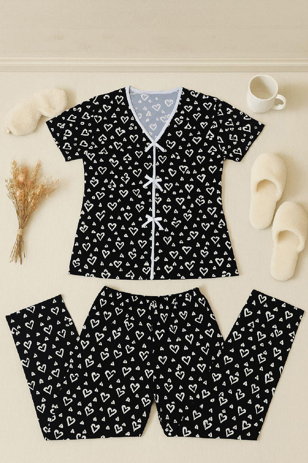 Kadın Siyah Beyaz Kalp Desenli Fiyonklu Kısa Kollu Pijama Takımı