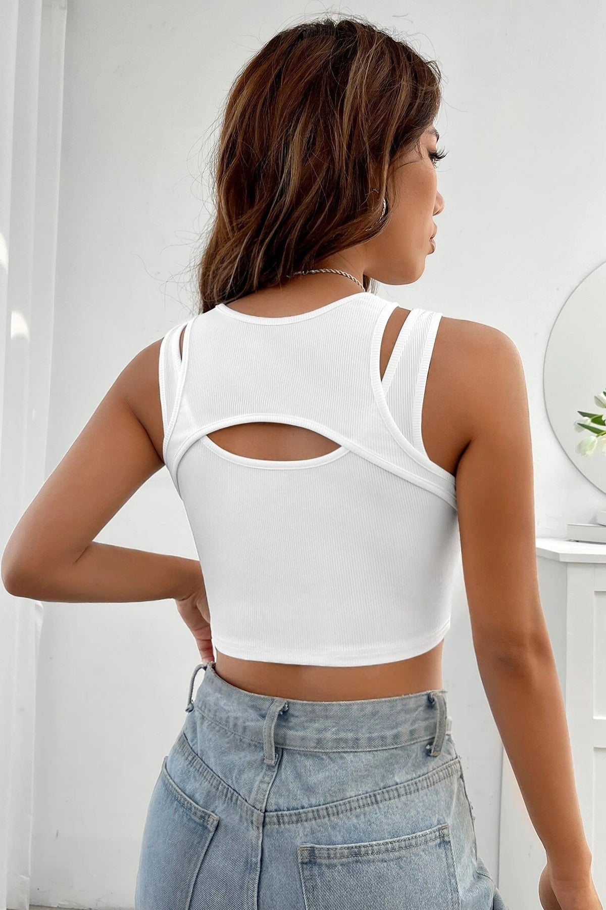 Kadın Beyaz Kalın Askılı Cut Out Dekolteli Crop Top Bluz