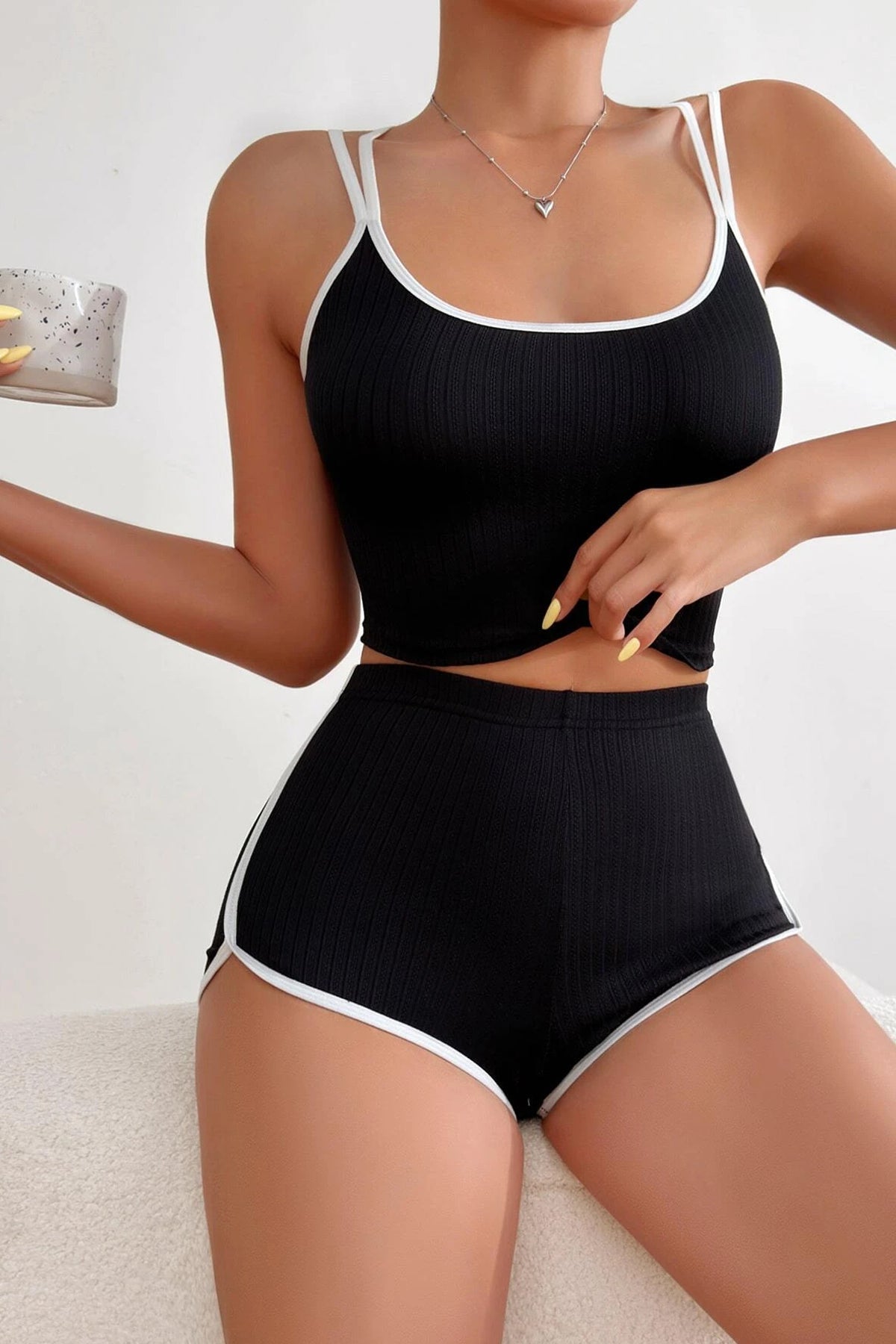 Kadın Siyah Beyaz Çapraz Lastik Detaylı Kaşkorse Şortlu Gecelik Takımı