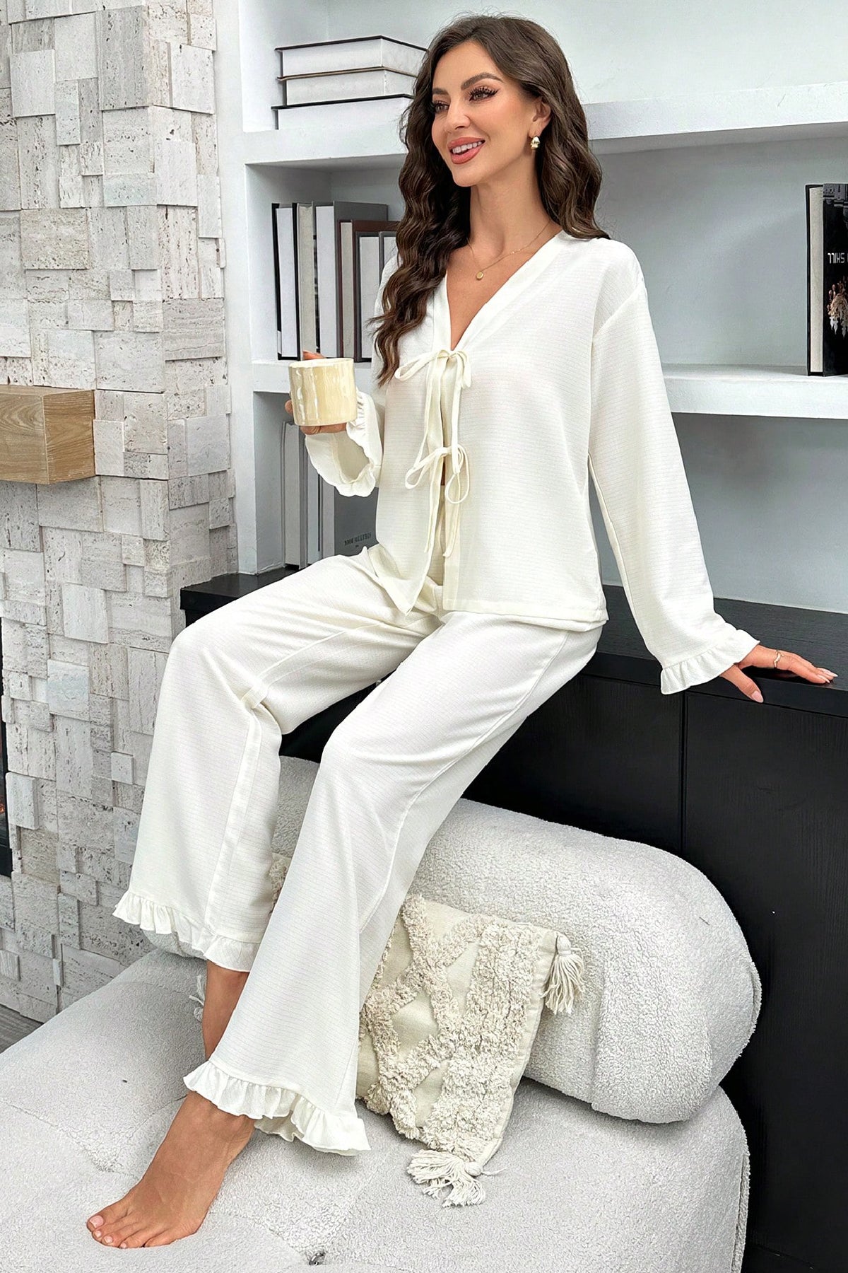 Kadın Beyaz Önden Bağlamalı Kolu ve Paçası Fırfır Detaylı Uzun Kollu Pijama Takımı