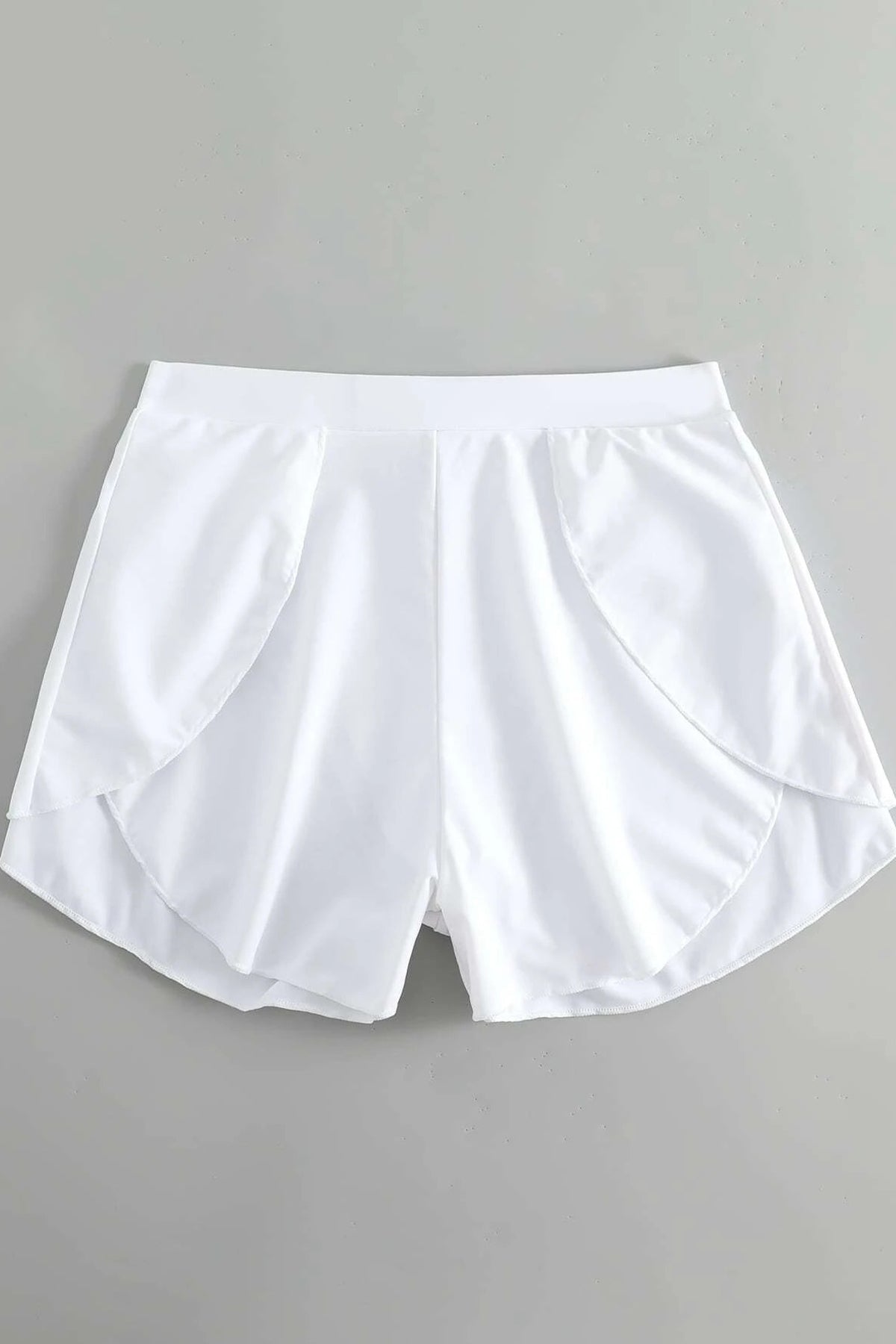 Kadın Beyaz Yırtmaçlı Etek Görünümlü Şık Deniz Şortu