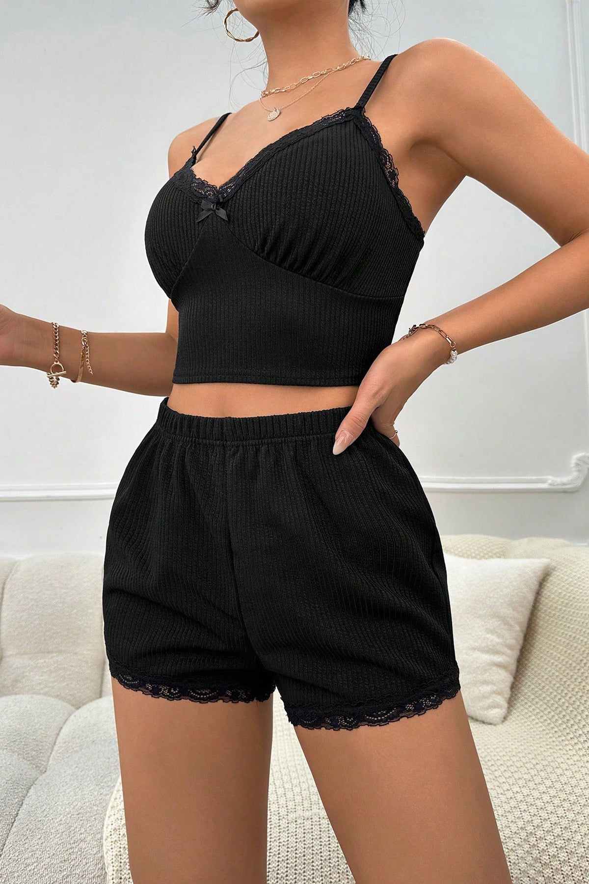 Kadın Siyah Alt ve Üst Dantel Detaylı Fiyonklu Şortlu Gecelik Takımı