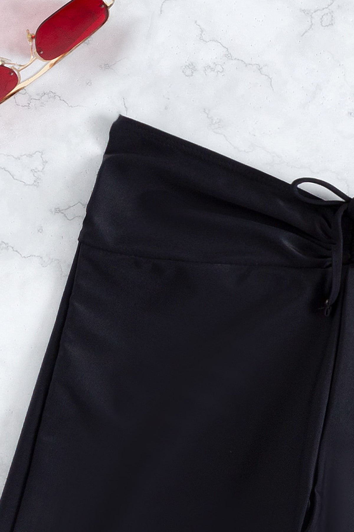 Kadın Siyah Önden Bağcıklı Deniz Şortu