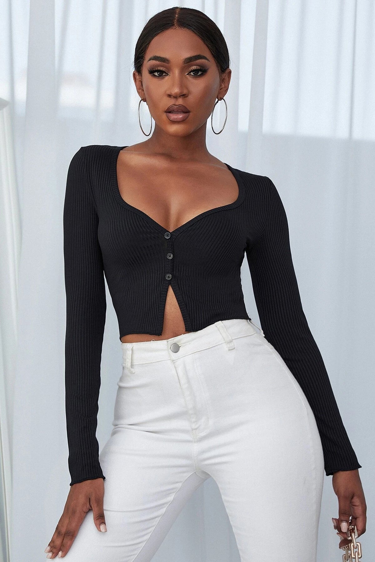 Kadın Siyah Uzun Kollu Düğmeli Göğüs ve Göbek Dekolteli Crop Top Bluz