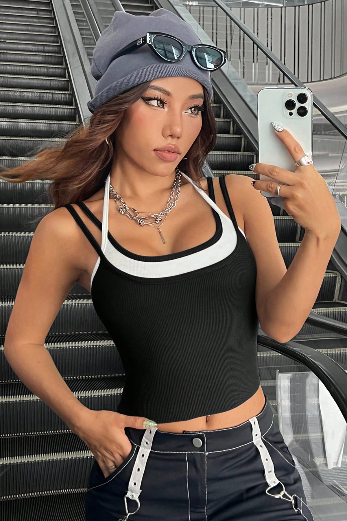 Kadın Beyaz Siyah Çift Renk Çapraz Askılı Crop Top Bluz