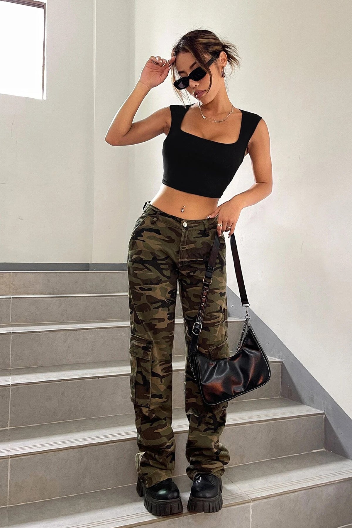 Kadın Siyah Kare Yaka Kalınlaşan Omuz Detaylı Crop Top Bluz