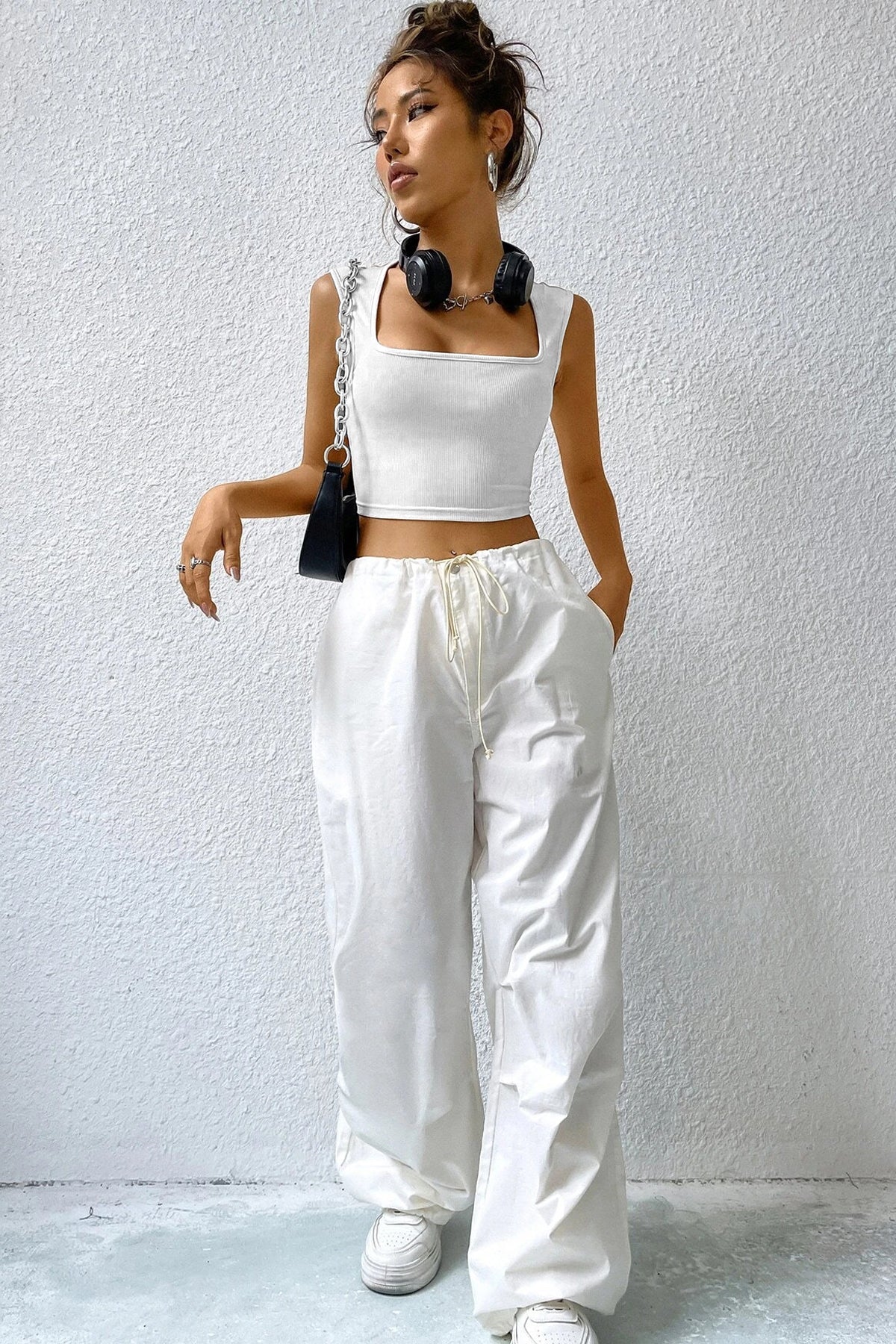 Kadın Beyaz Kare Yaka Kalınlaşan Omuz Detaylı Crop Top Bluz