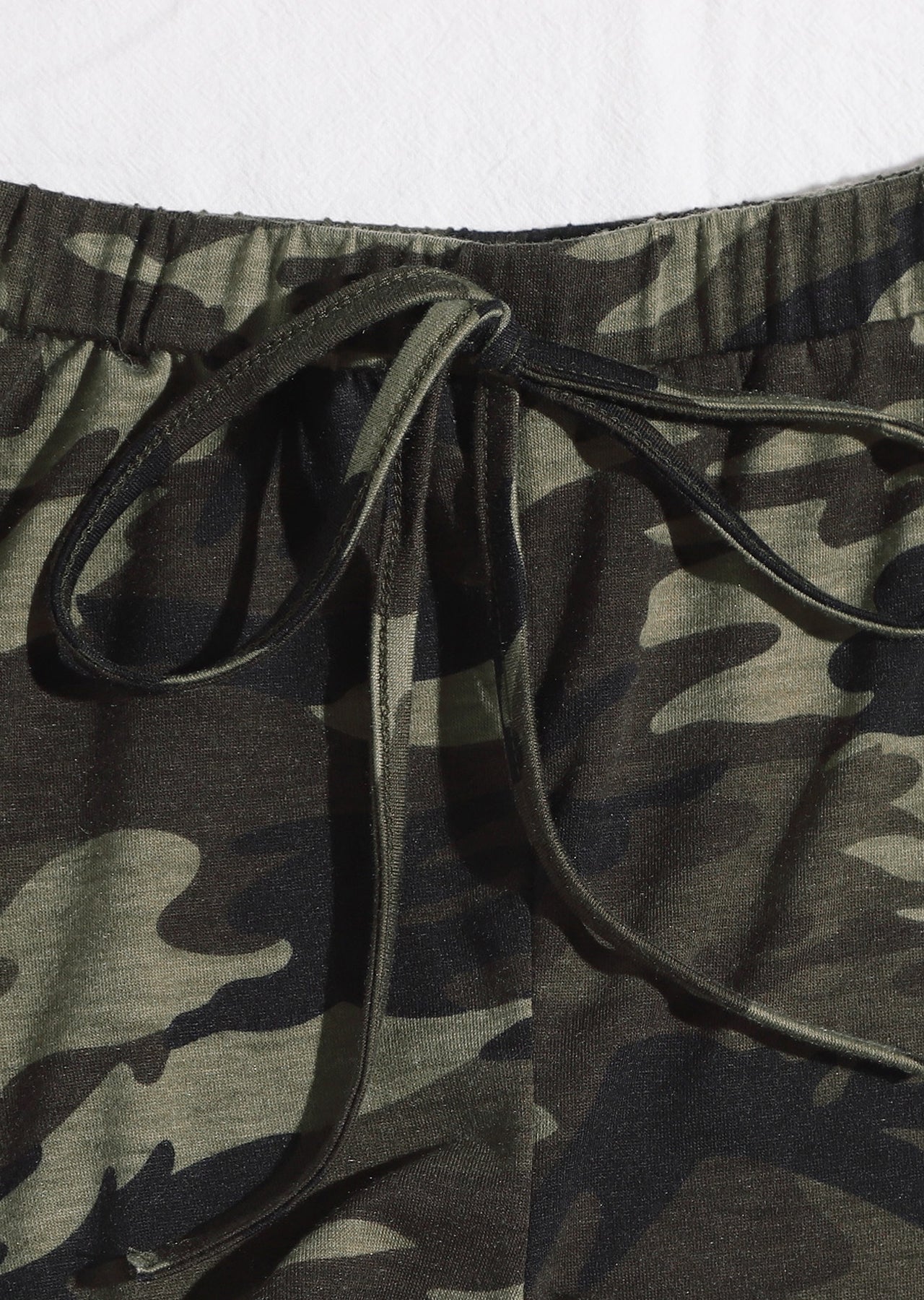 Kadın Kamuflaj Desenli Askılı Crop Top ve Şortlu Gecelik Takım