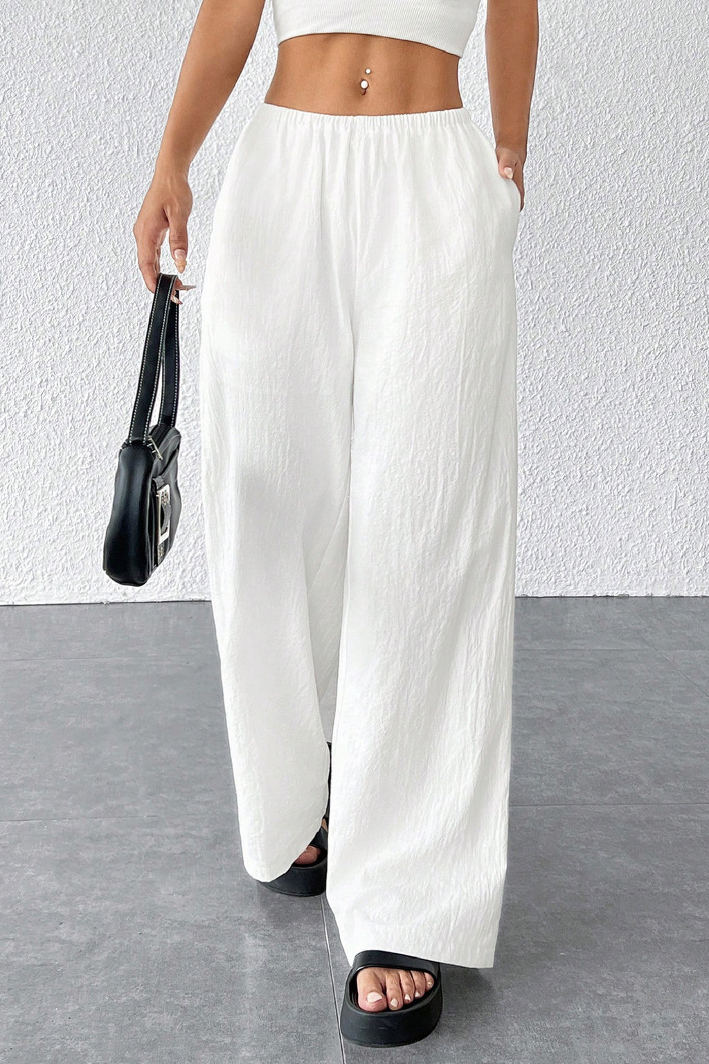 Kadın Beyaz Bol Kesim Cepli Geniş Paça Dökümlü Pantolon
