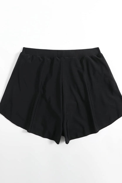 Kadın Siyah Yırtmaçlı Etek Görünümlü Şık Deniz Şortu