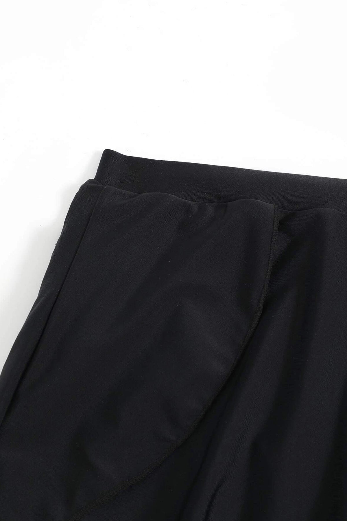 Kadın Siyah Yırtmaçlı Etek Görünümlü Şık Deniz Şortu