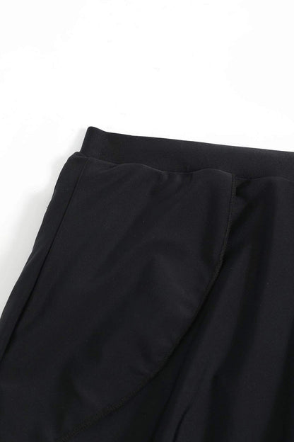 Kadın Siyah Yırtmaçlı Etek Görünümlü Şık Deniz Şortu